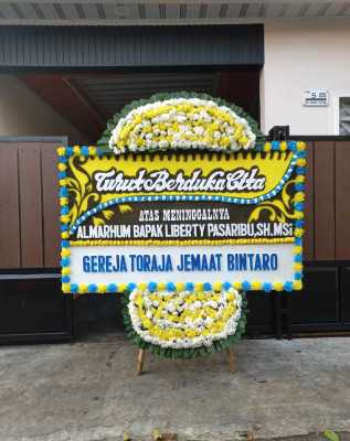 Papan Bunga Duka di Pasar Manggis